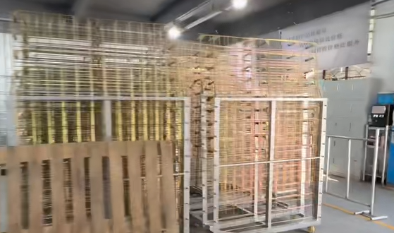 Industriële buiswerkbank gemaakt van aluminiumlegeringsbuizen met verwijderbare aangepaste planken ontworpen voor zware toepassingen