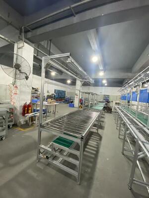 Pijpenwerkbank met aluminiumlegering buizen en connectoren met een draagvermogen van 100 tot 120 kg en verwijderbare planken voor werkplekinrichting
